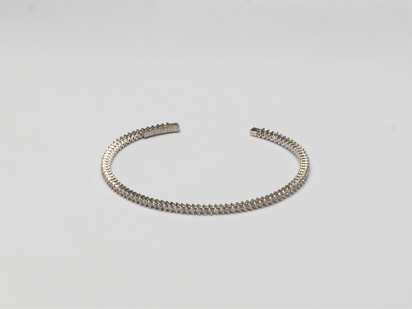 18K White Gold Bracelet with 1.25 Carat Diamonds. Size: 17 CMs